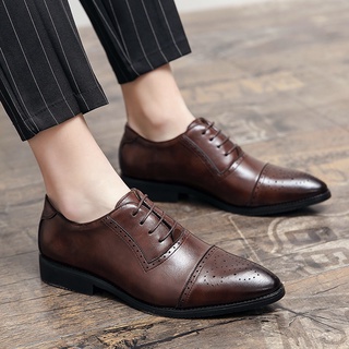 Tamaño 38-45 de los hombres Formal puntiagudo del dedo del pie de microfibra zapatos de cuero de negocios Brogues cordones zapatos marrón