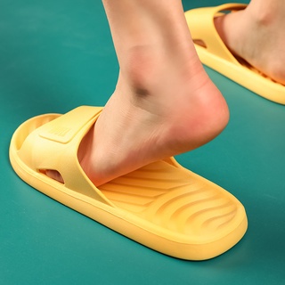 Zapatillas de casa 2021 nueva ropa exterior femenina de verano moda paso inferior grueso en la mierda sensación antideslizante sandalias de pie antideslizantes masculinas