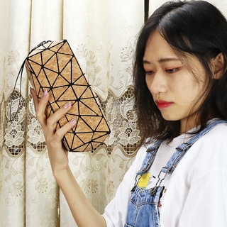 2021 nuevo Issey Miyake geométrico rombo láser portátil señoras cuadrado bolsa de cosméticos de gran capacidad de madera de la PU plegable personalizado cremallera bolsa de embrague