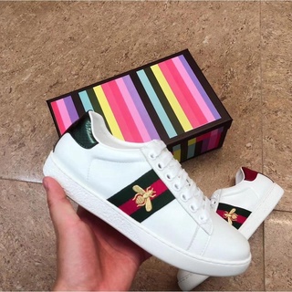 Zapatos sin caja Gucci pequeños blancos Are en un Contador De fuente/marcador De calidad De Compra.