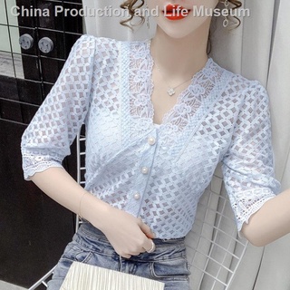 Tres cuartos de manga de encaje camisa de las mujeres de verano nuevo estilo pequeña camisa francesa v-cuello delgado moda hueco perspectiva top tendencia