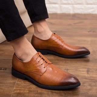 Tamaño 38-48 hombres Formal cocodrilo patrón cordones zapatos puntiagudos del dedo del pie patente zapatos de cuero marrón