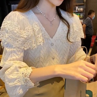 Francés temperamento V-cuello de manga larga de encaje camisa de las mujeres 2021 principios otoño estilo ins dulce envejecimiento diseño sentido chal pequeña camisa tendencia