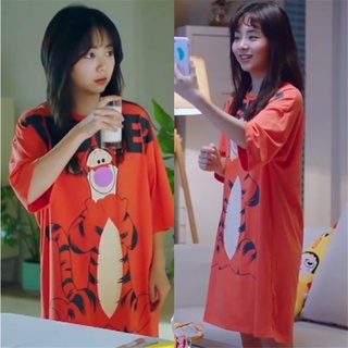 In the name of her family, Tan songyun and Li Jianjian wear the same red printed Tigger medium long T-shirt on the sleeping dress