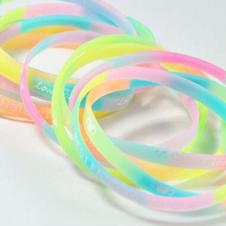 10 pulseras de goma elásticas de silicona de color fluorescente luminosas con letras deportivas (3)