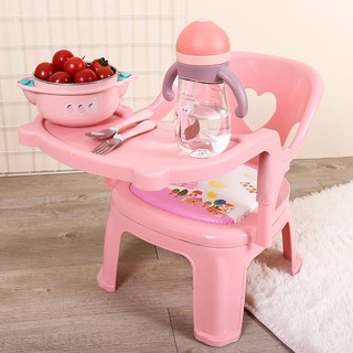 La silla de comedor infantil se llama una silla con un plato, silla de comer bebé, silla de niños, silla trasera de los niños, vajilla pequeña para niños